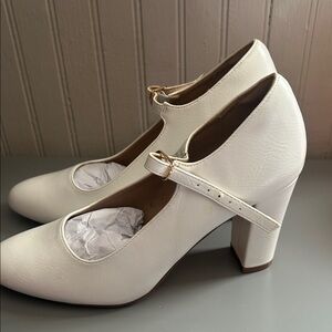 IDIFU White Mary Jane Heels with Gold Buckle size 8 NWOT